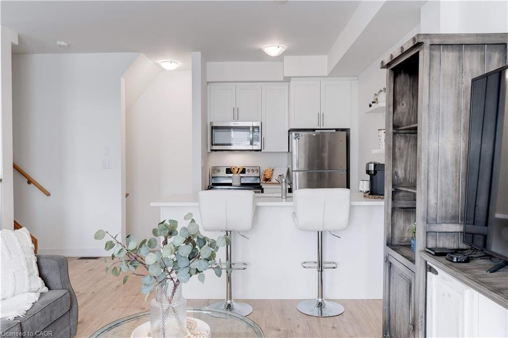 46-590 North Service Road, Hamilton, ON - Indoor Photo Showing Kitchen With Upgraded Kitchen