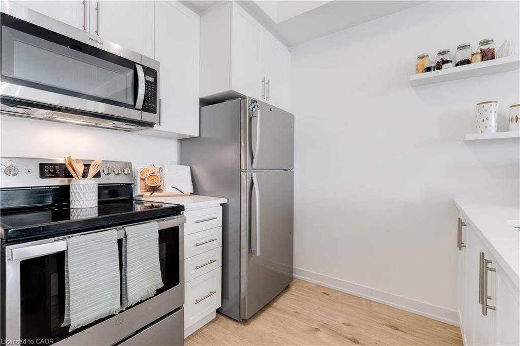 46-590 North Service Road, Hamilton, ON - Indoor Photo Showing Kitchen