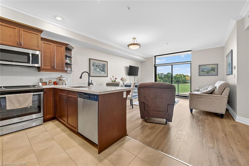 206-3290 New Street, Burlington, ON - Indoor Photo Showing Kitchen
