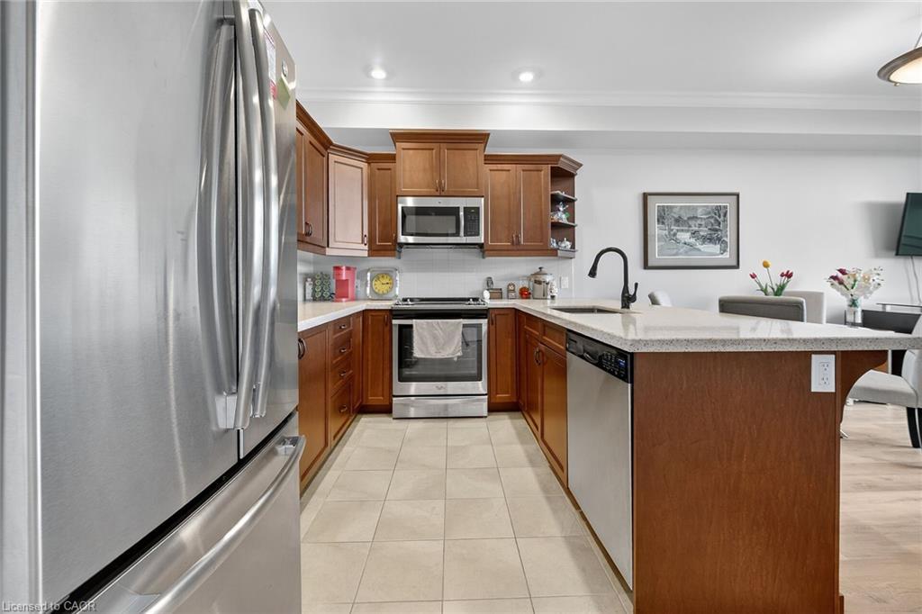 206-3290 New Street, Burlington, ON - Indoor Photo Showing Kitchen With Upgraded Kitchen