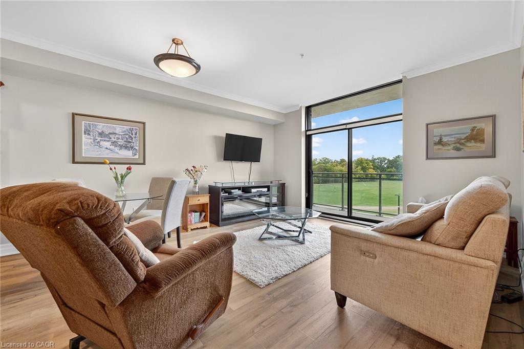 206-3290 New Street, Burlington, ON - Indoor Photo Showing Living Room