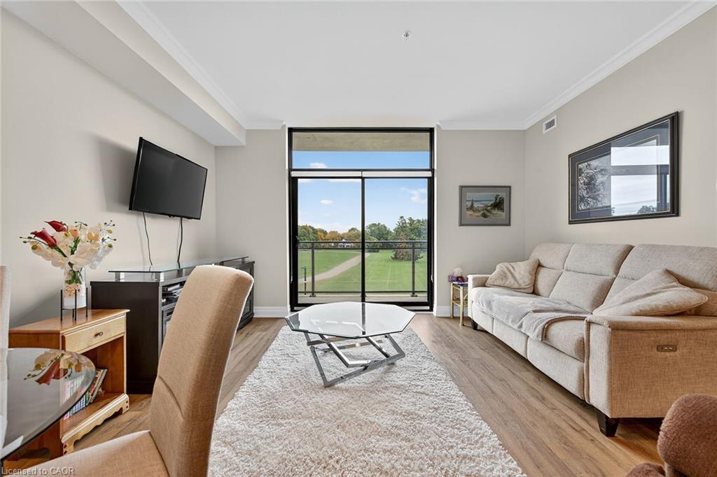 206-3290 New Street, Burlington, ON - Indoor Photo Showing Living Room