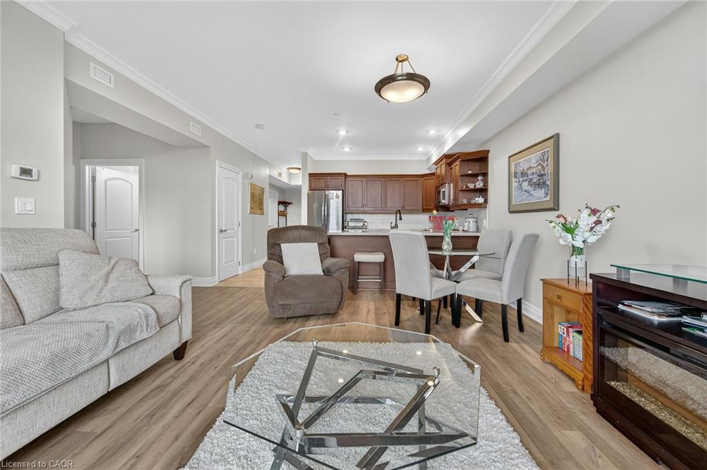 206-3290 New Street, Burlington, ON - Indoor Photo Showing Living Room