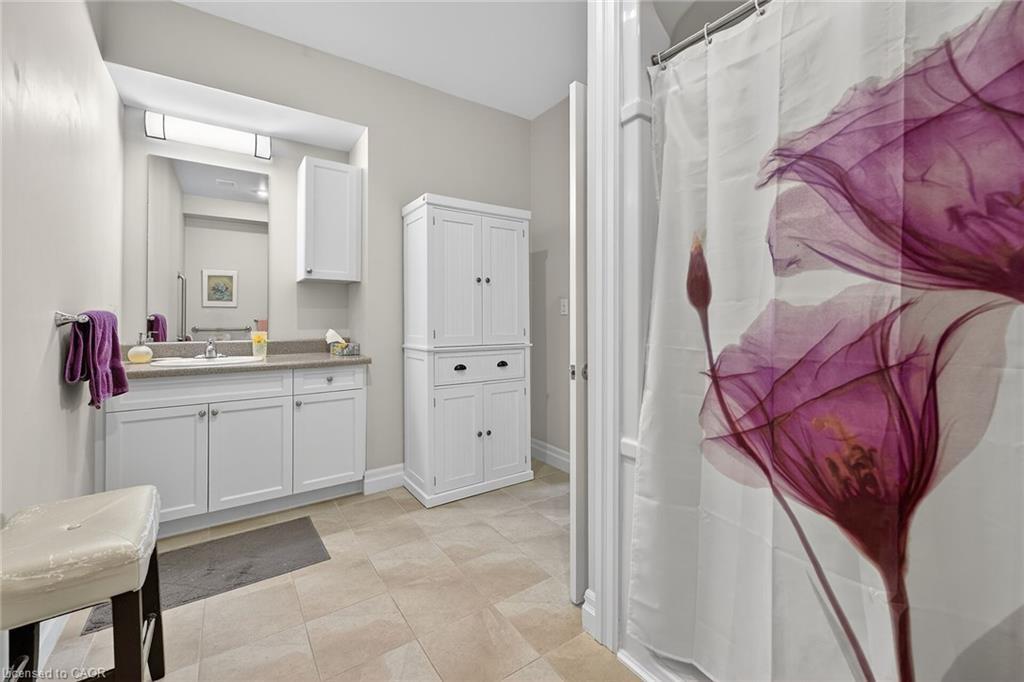 206-3290 New Street, Burlington, ON - Indoor Photo Showing Bathroom