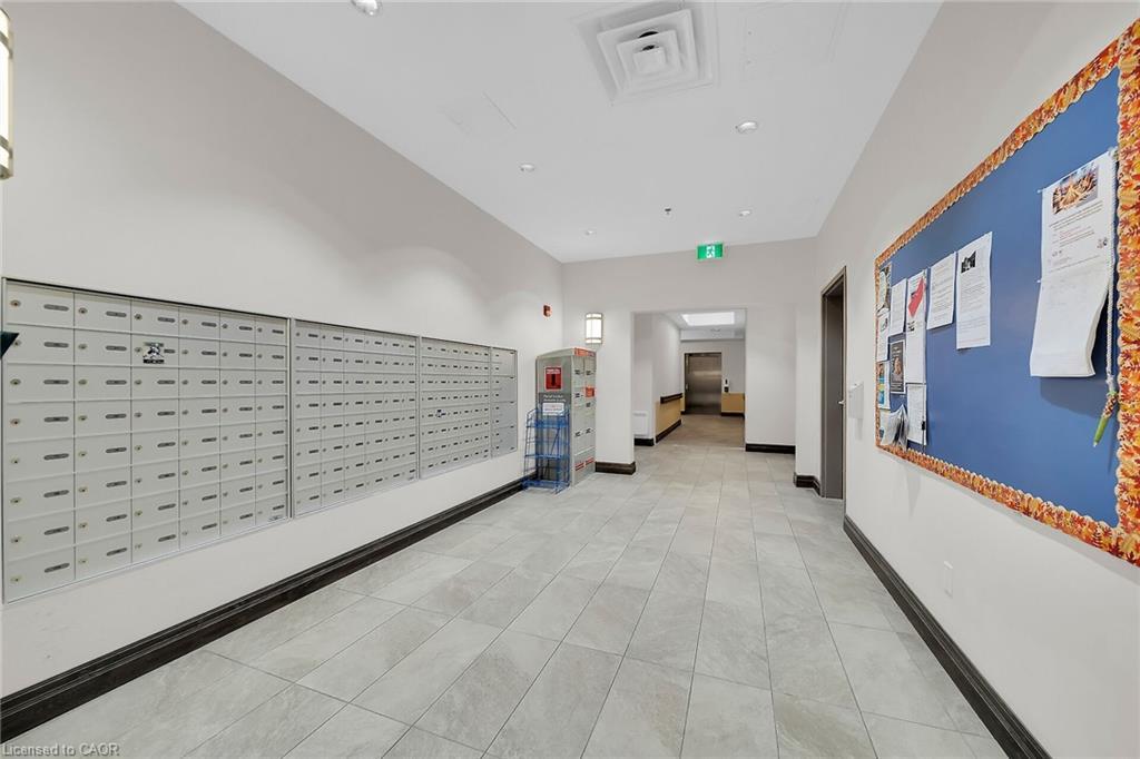 206-3290 New Street, Burlington, ON - Indoor Photo Showing Other Room