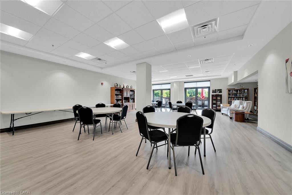 206-3290 New Street, Burlington, ON - Indoor