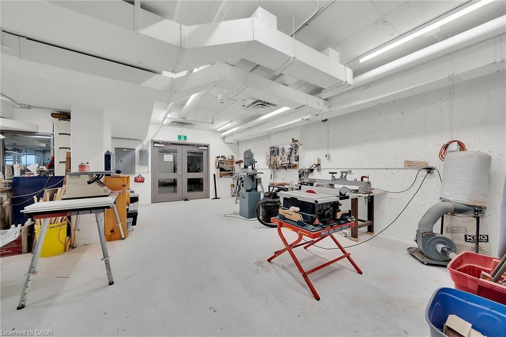 206-3290 New Street, Burlington, ON - Indoor Photo Showing Garage