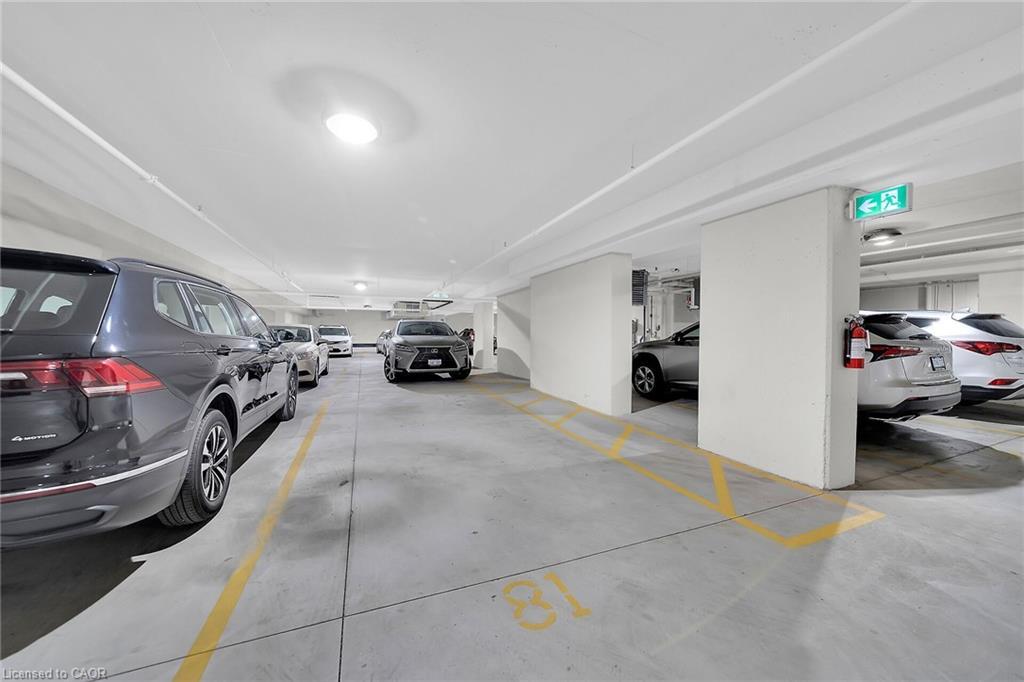 206-3290 New Street, Burlington, ON - Indoor Photo Showing Garage