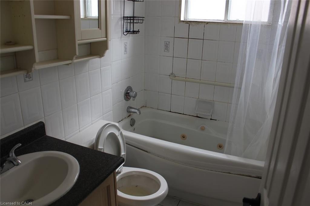 204-851 Queenston Road, Hamilton, ON - Indoor Photo Showing Bathroom