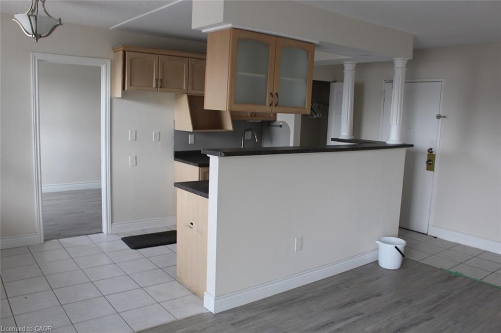 204-851 Queenston Road, Hamilton, ON - Indoor Photo Showing Kitchen