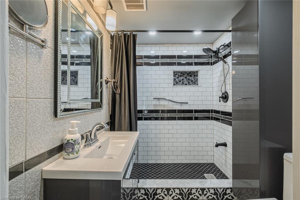 5 Dalhousie Avenue, Hamilton, ON - Indoor Photo Showing Bathroom
