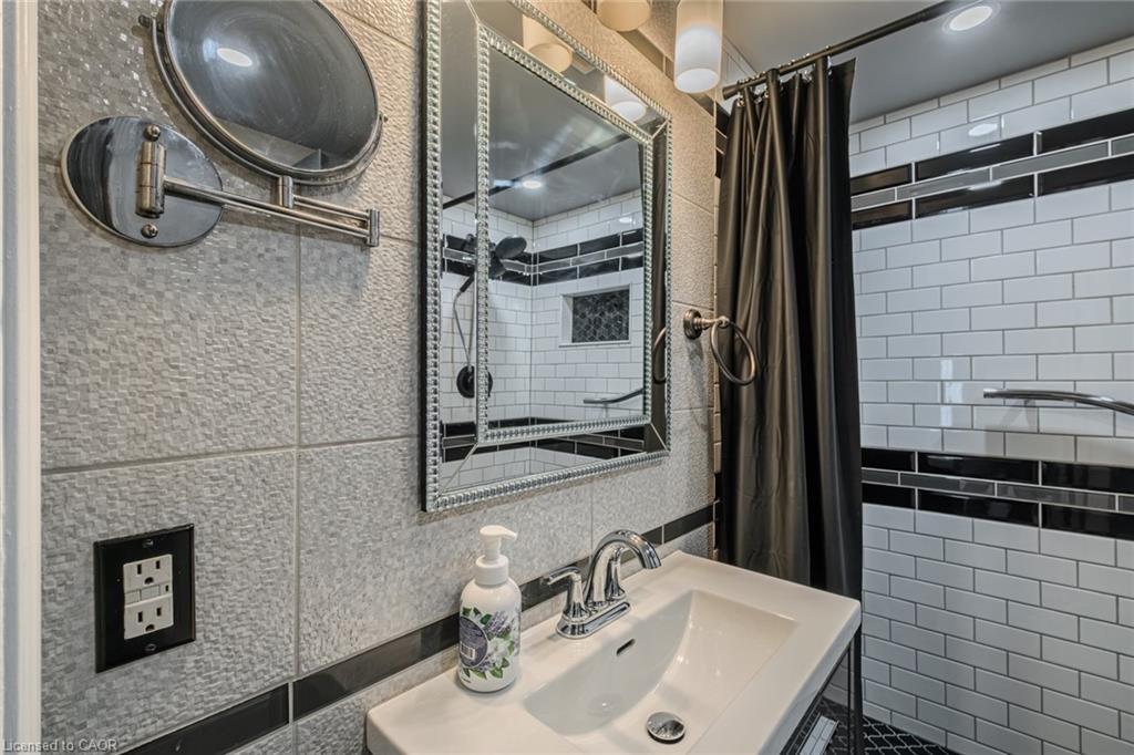 5 Dalhousie Avenue, Hamilton, ON - Indoor Photo Showing Bathroom