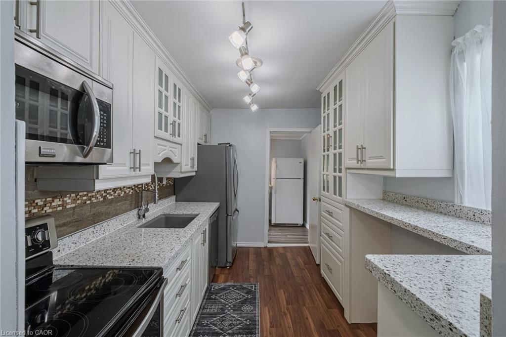 5 Dalhousie Avenue, Hamilton, ON - Indoor Photo Showing Kitchen