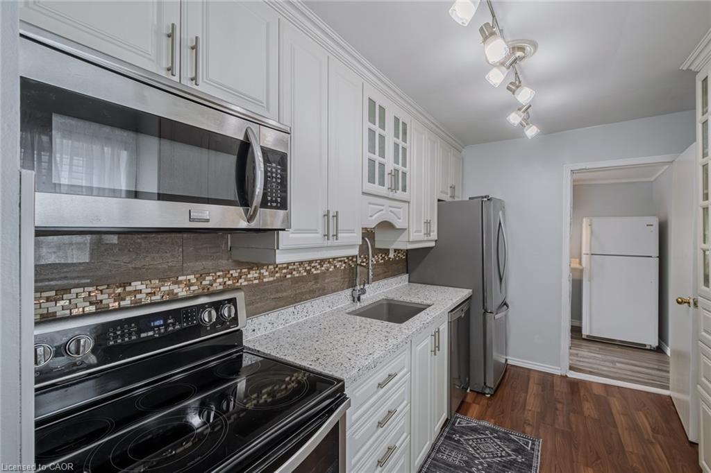 5 Dalhousie Avenue, Hamilton, ON - Indoor Photo Showing Kitchen