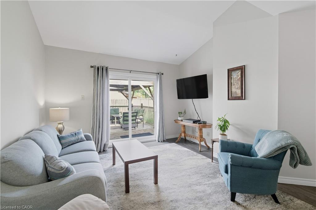 56 Muscot Drive, Hamilton, ON - Indoor Photo Showing Living Room
