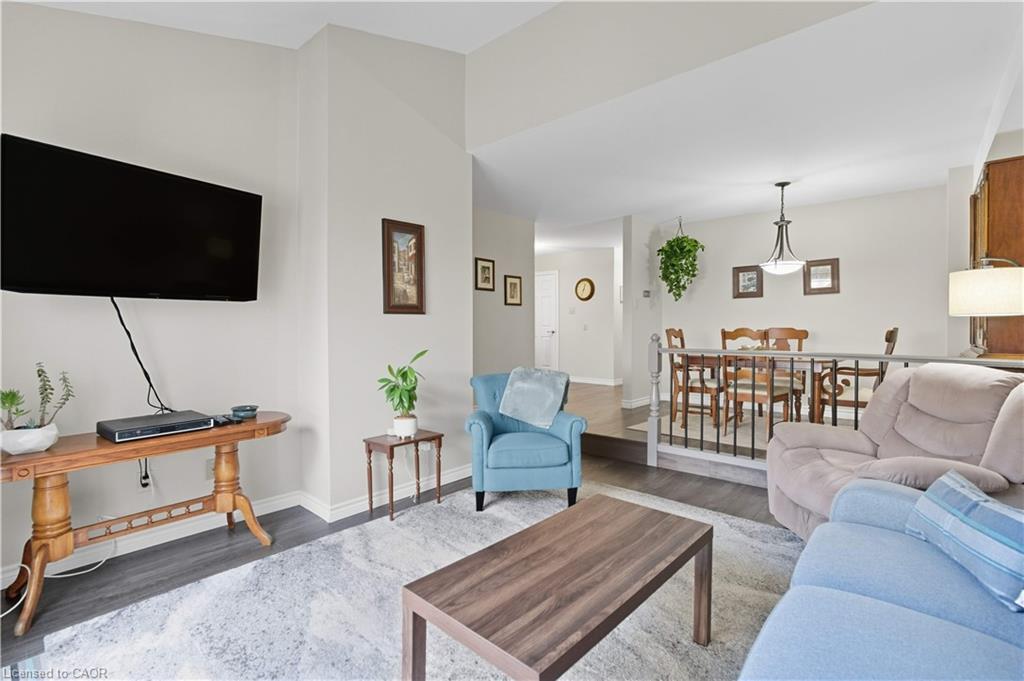 56 Muscot Drive, Hamilton, ON - Indoor Photo Showing Living Room