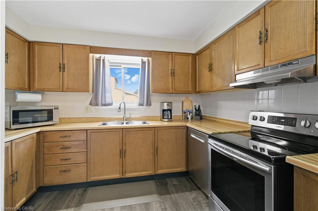 56 Muscot Drive, Hamilton, ON - Indoor Photo Showing Kitchen With Double Sink