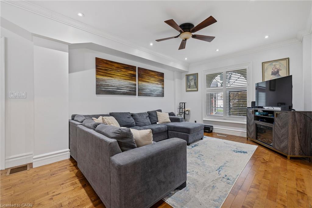 169 Mount Pleasant Street, Brantford, ON - Indoor Photo Showing Living Room