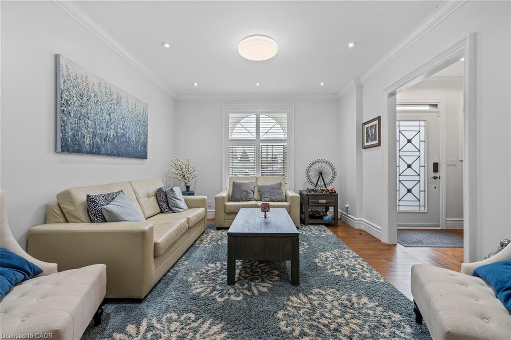 169 Mount Pleasant Street, Brantford, ON - Indoor Photo Showing Living Room