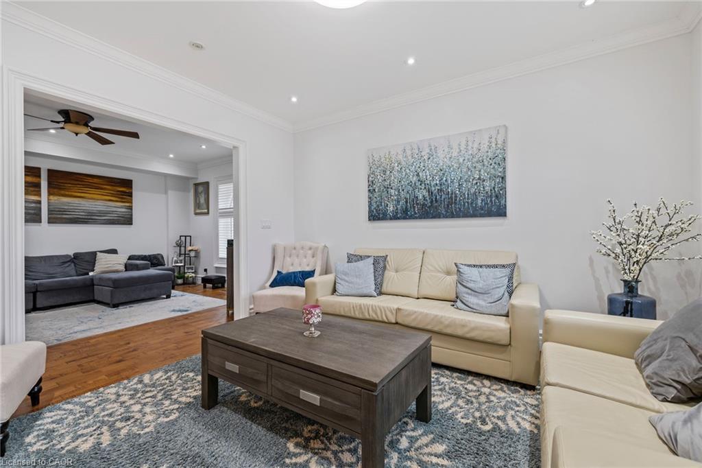 169 Mount Pleasant Street, Brantford, ON - Indoor Photo Showing Living Room
