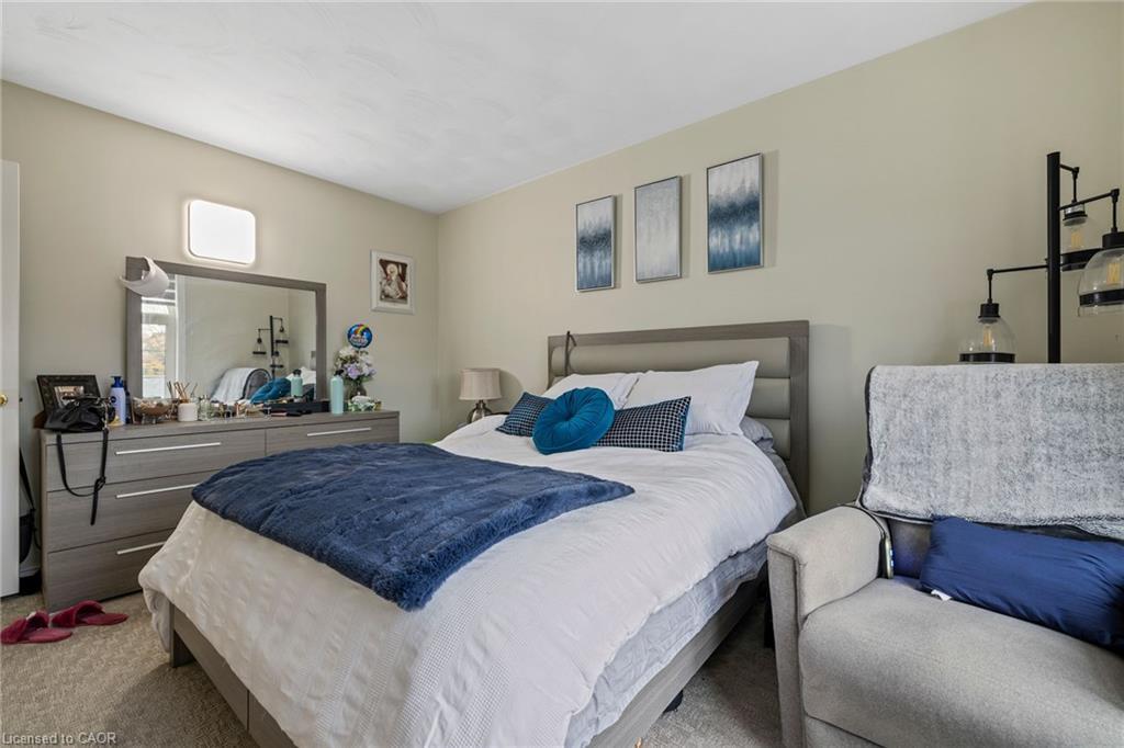 169 Mount Pleasant Street, Brantford, ON - Indoor Photo Showing Bedroom