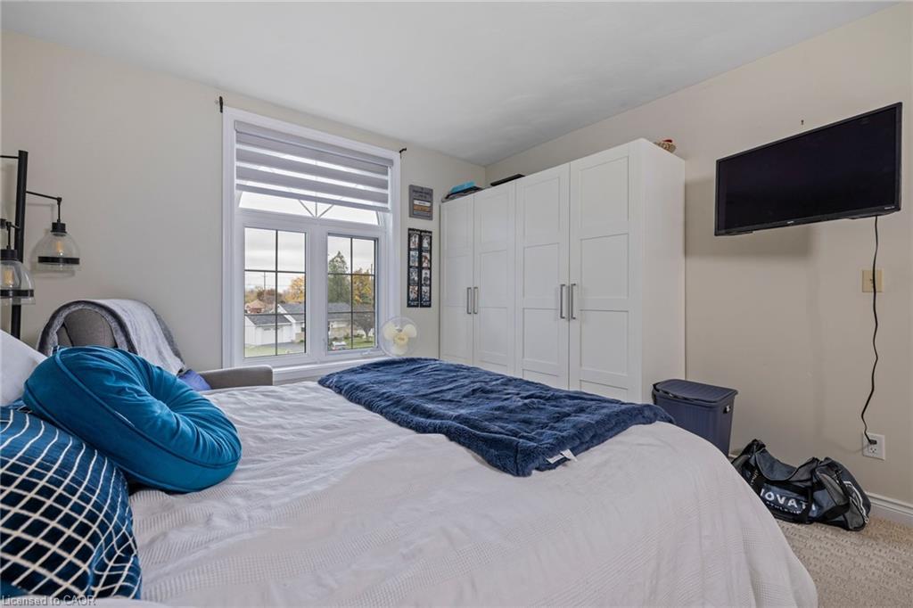 169 Mount Pleasant Street, Brantford, ON - Indoor Photo Showing Bedroom