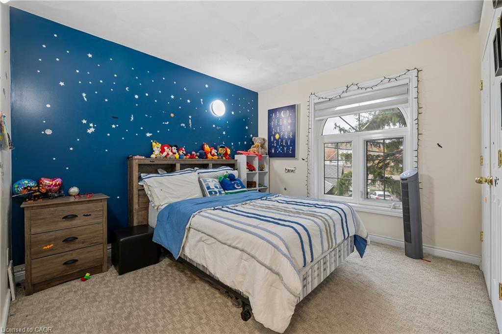 169 Mount Pleasant Street, Brantford, ON - Indoor Photo Showing Bedroom