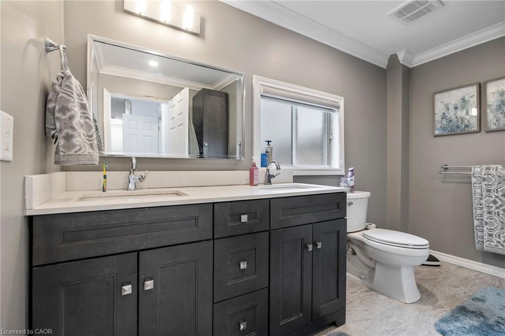 169 Mount Pleasant Street, Brantford, ON - Indoor Photo Showing Bathroom
