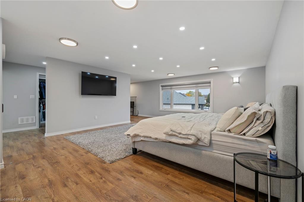 169 Mount Pleasant Street, Brantford, ON - Indoor Photo Showing Bedroom