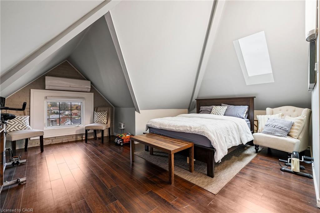 169 Mount Pleasant Street, Brantford, ON - Indoor Photo Showing Bedroom