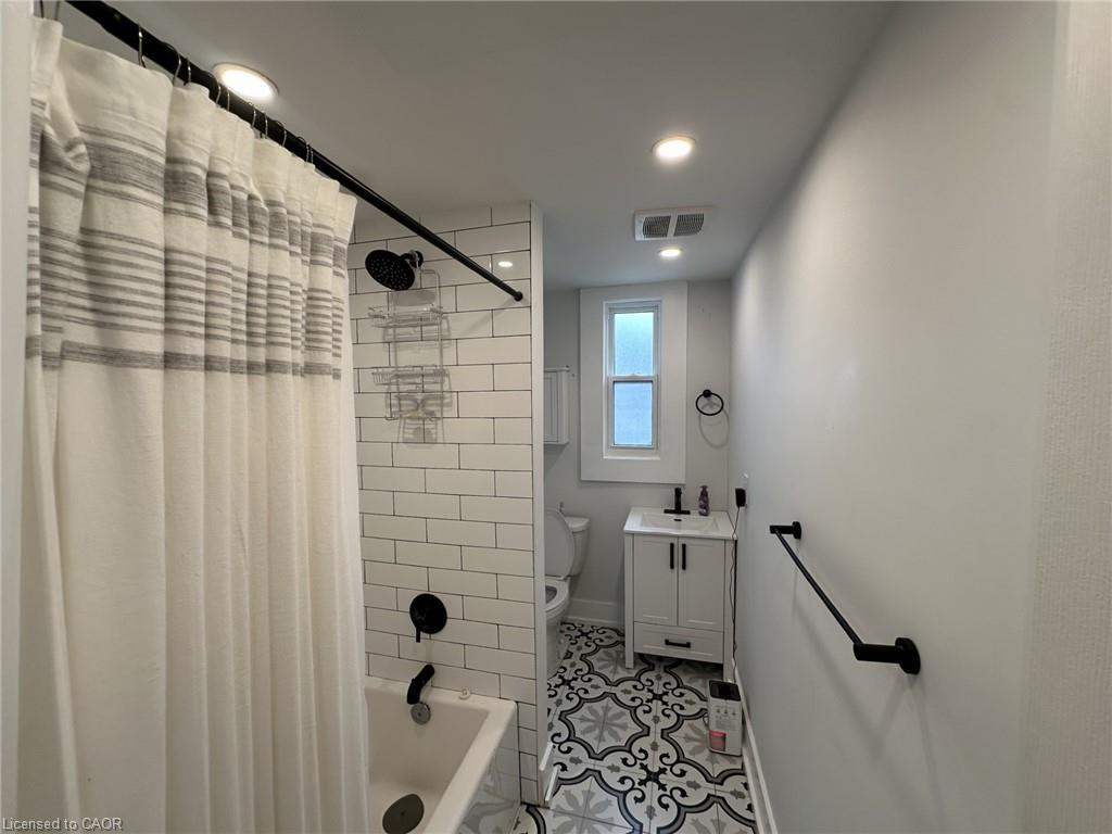 4-262 Robert Street, Hamilton, ON - Indoor Photo Showing Bathroom