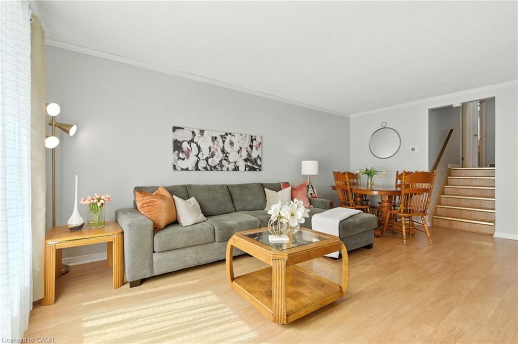 30 Rainbow Court, Welland, ON - Indoor Photo Showing Living Room