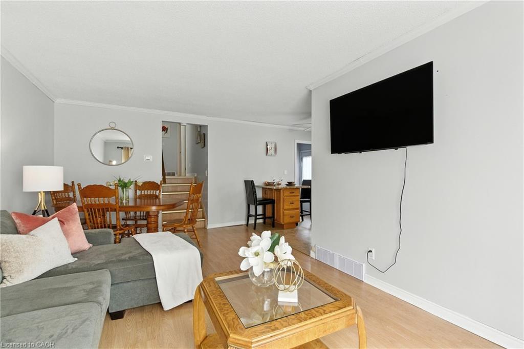 30 Rainbow Court, Welland, ON - Indoor Photo Showing Living Room
