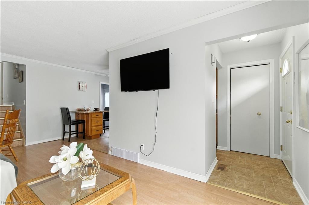 30 Rainbow Court, Welland, ON - Indoor Photo Showing Living Room