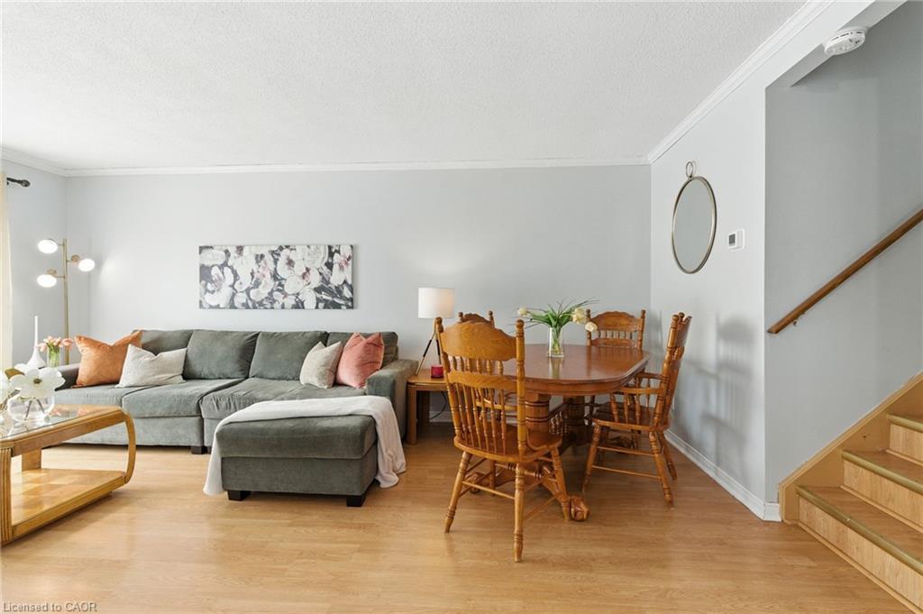 30 Rainbow Court, Welland, ON - Indoor Photo Showing Living Room