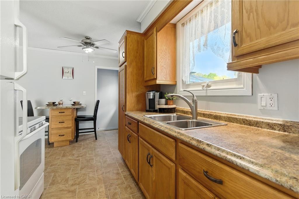 30 Rainbow Court, Welland, ON - Indoor Photo Showing Kitchen With Double Sink