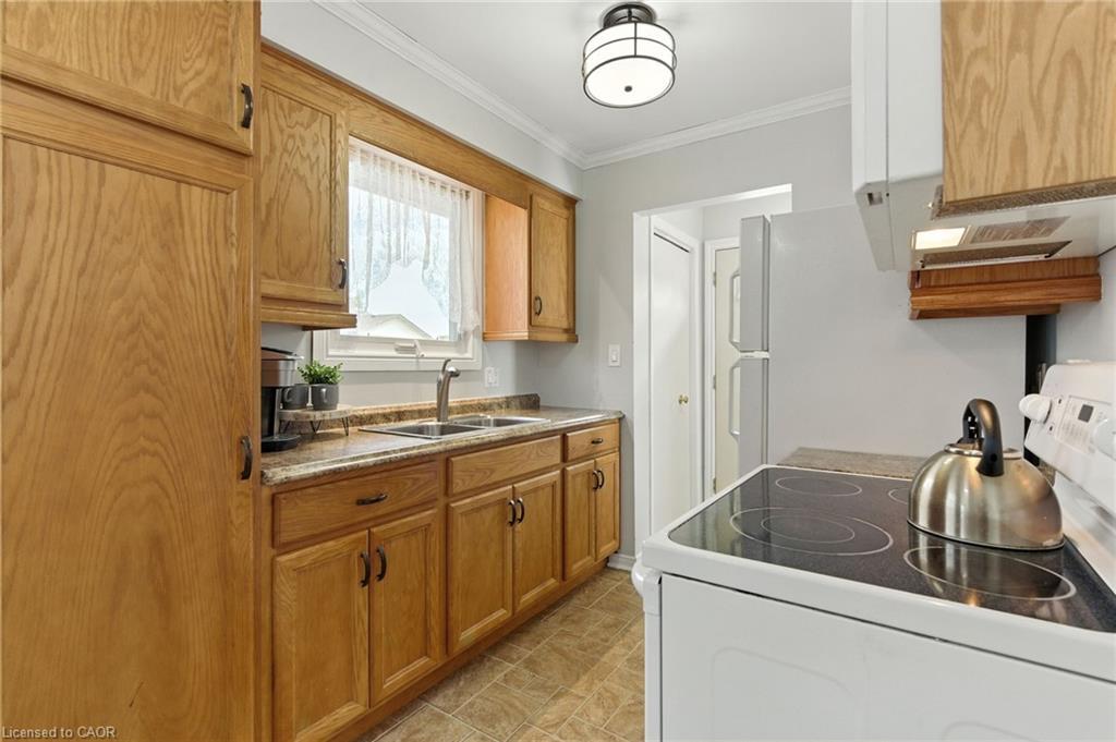 30 Rainbow Court, Welland, ON - Indoor Photo Showing Kitchen With Double Sink