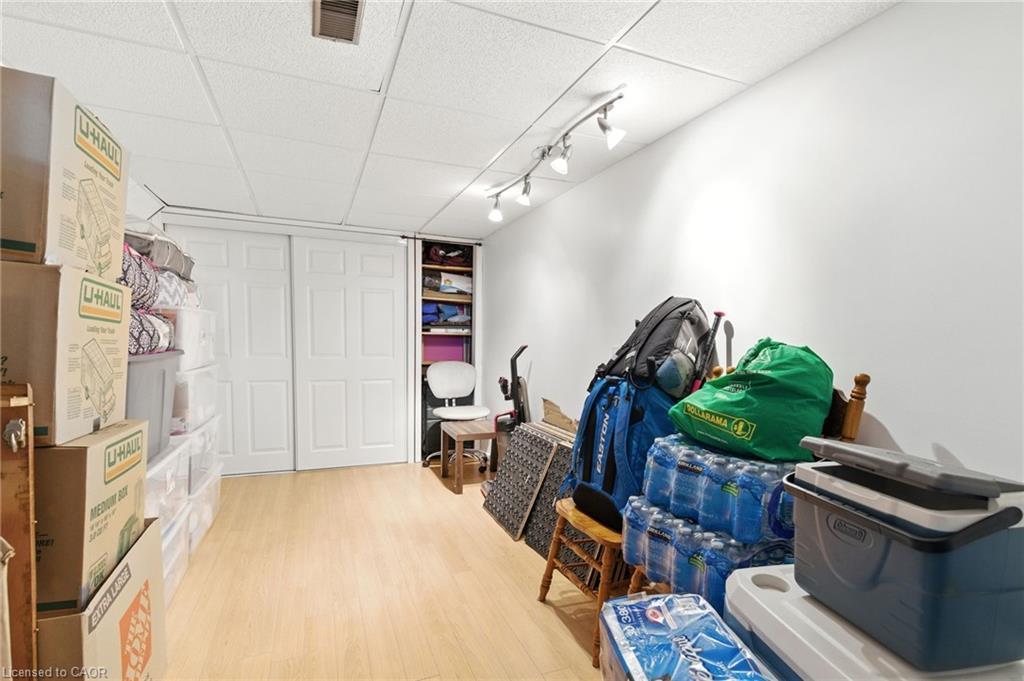 30 Rainbow Court, Welland, ON - Indoor