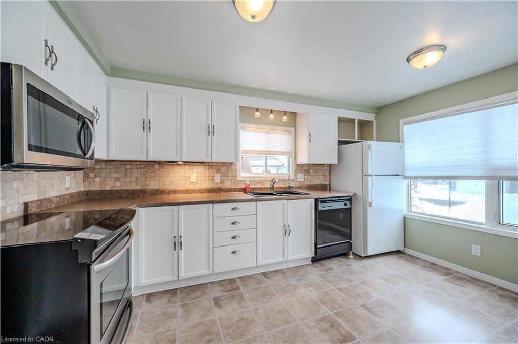 3 Rolling Brook Lane, New Hamburg, ON - Indoor Photo Showing Kitchen