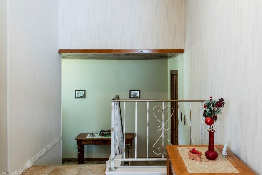 23 Fonthill Road, Hamilton, ON - Indoor Photo Showing Other Room