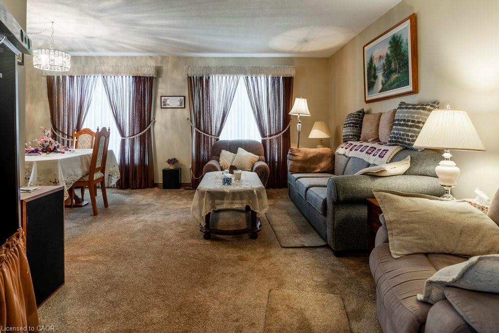23 Fonthill Road, Hamilton, ON - Indoor Photo Showing Living Room