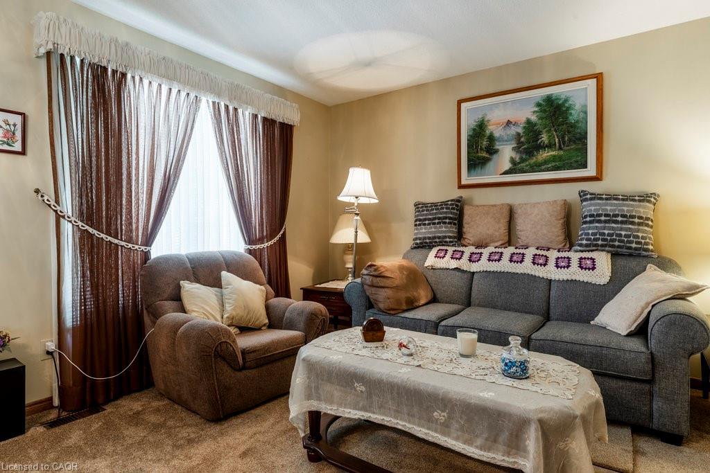 23 Fonthill Road, Hamilton, ON - Indoor Photo Showing Living Room