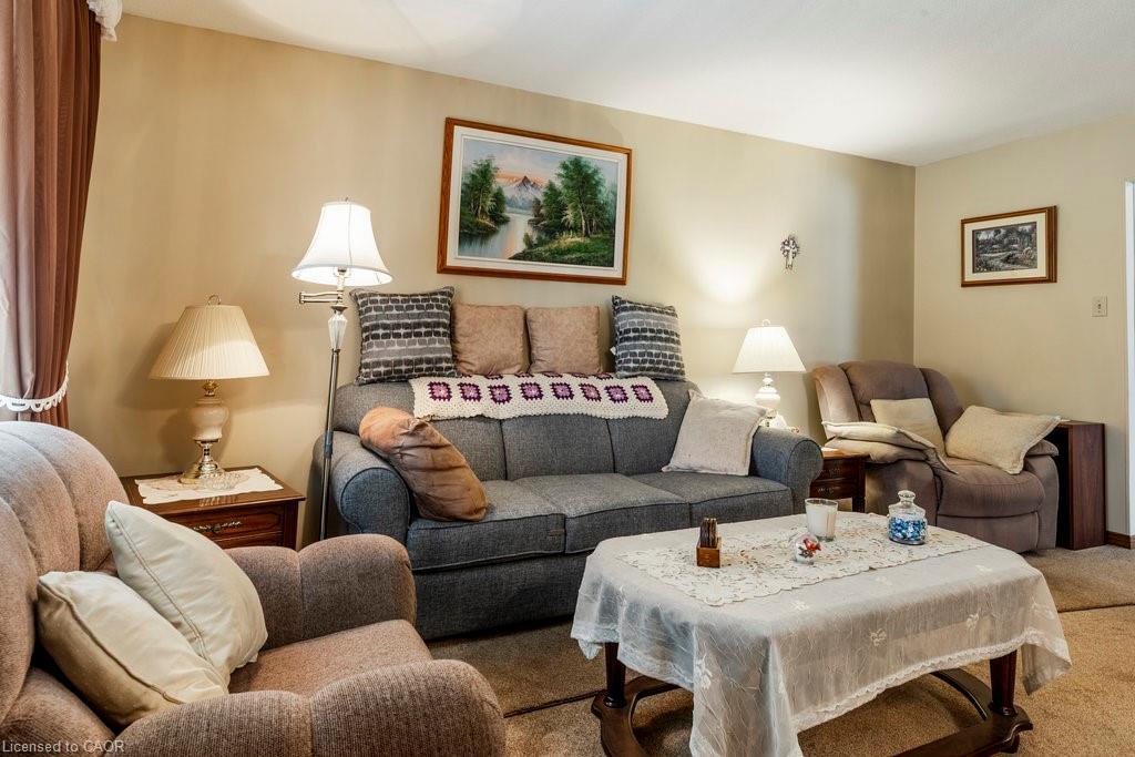 23 Fonthill Road, Hamilton, ON - Indoor Photo Showing Living Room