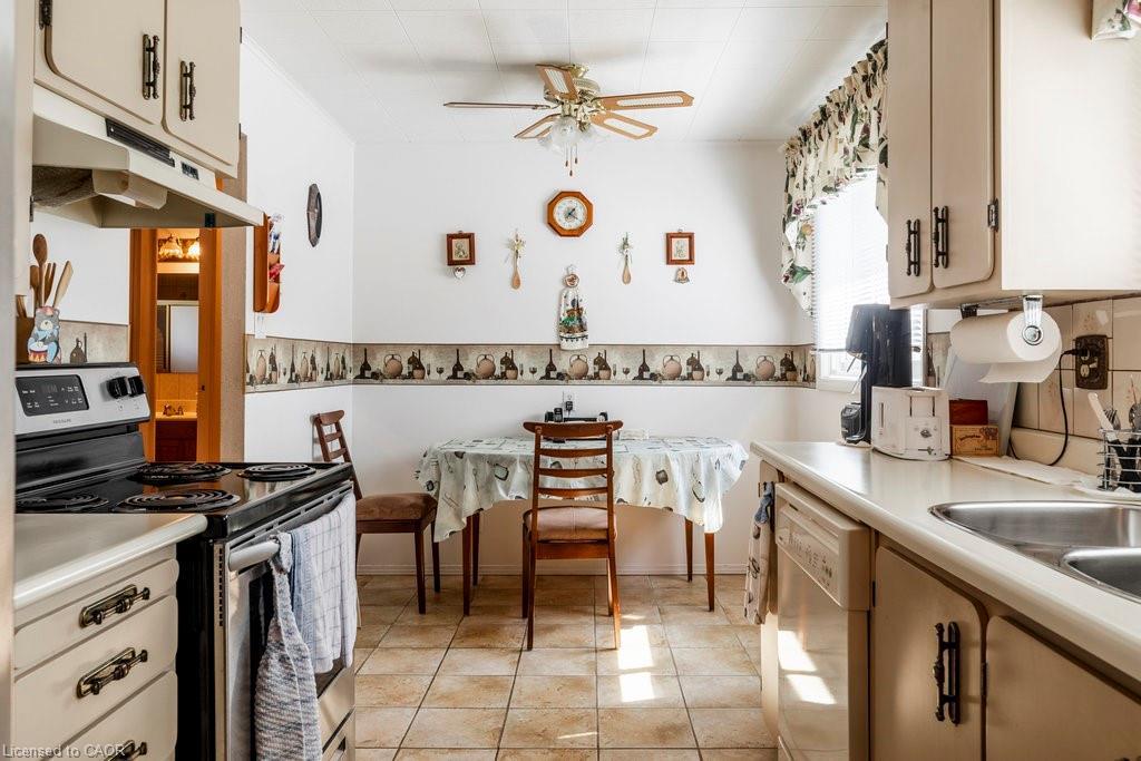 23 Fonthill Road, Hamilton, ON - Indoor Photo Showing Kitchen