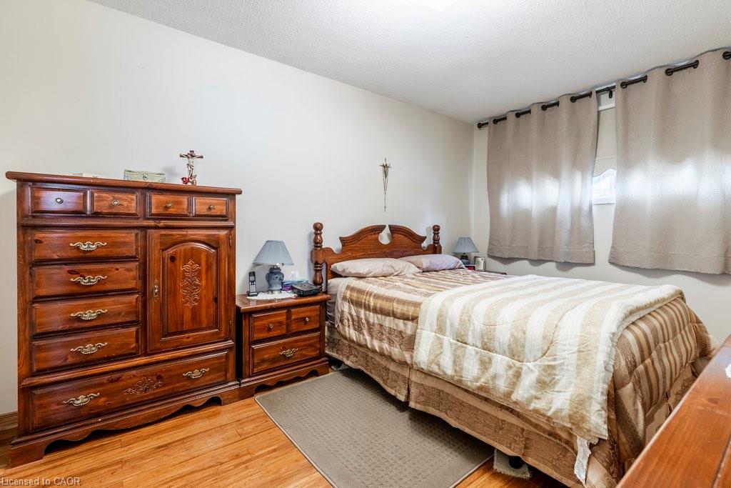 23 Fonthill Road, Hamilton, ON - Indoor Photo Showing Bedroom