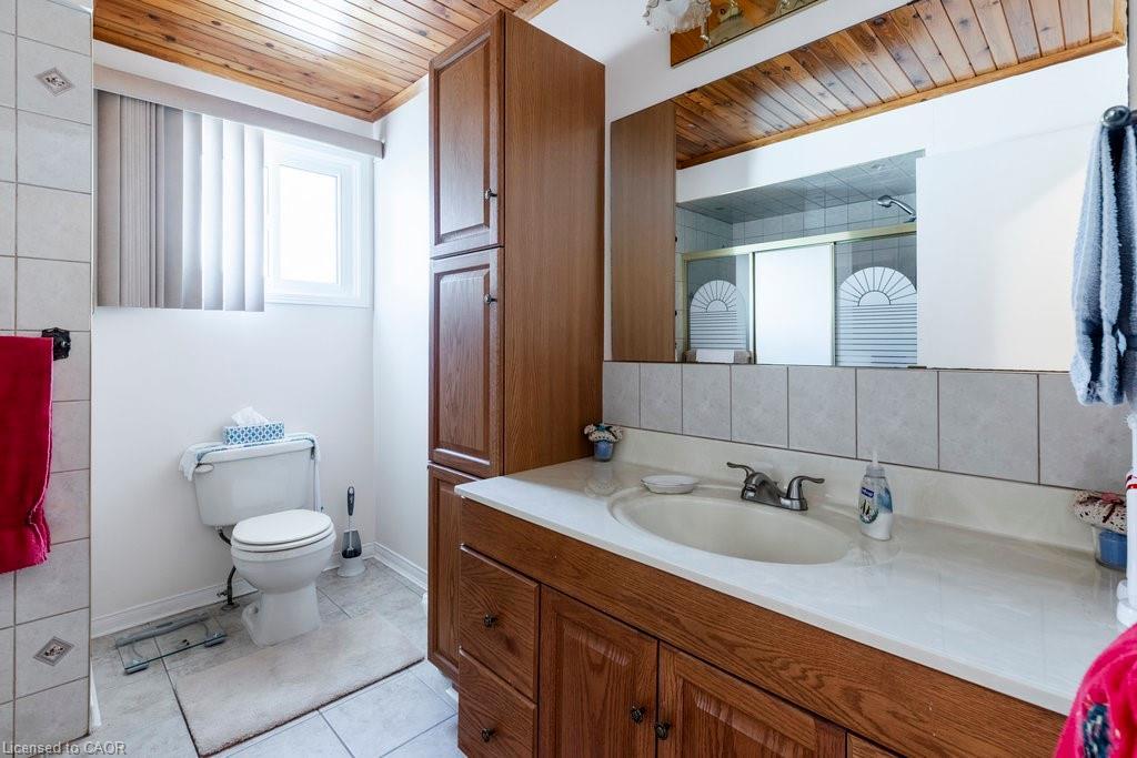 23 Fonthill Road, Hamilton, ON - Indoor Photo Showing Bathroom