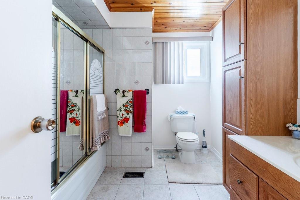 23 Fonthill Road, Hamilton, ON - Indoor Photo Showing Bathroom