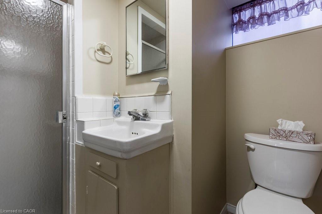 23 Fonthill Road, Hamilton, ON - Indoor Photo Showing Bathroom
