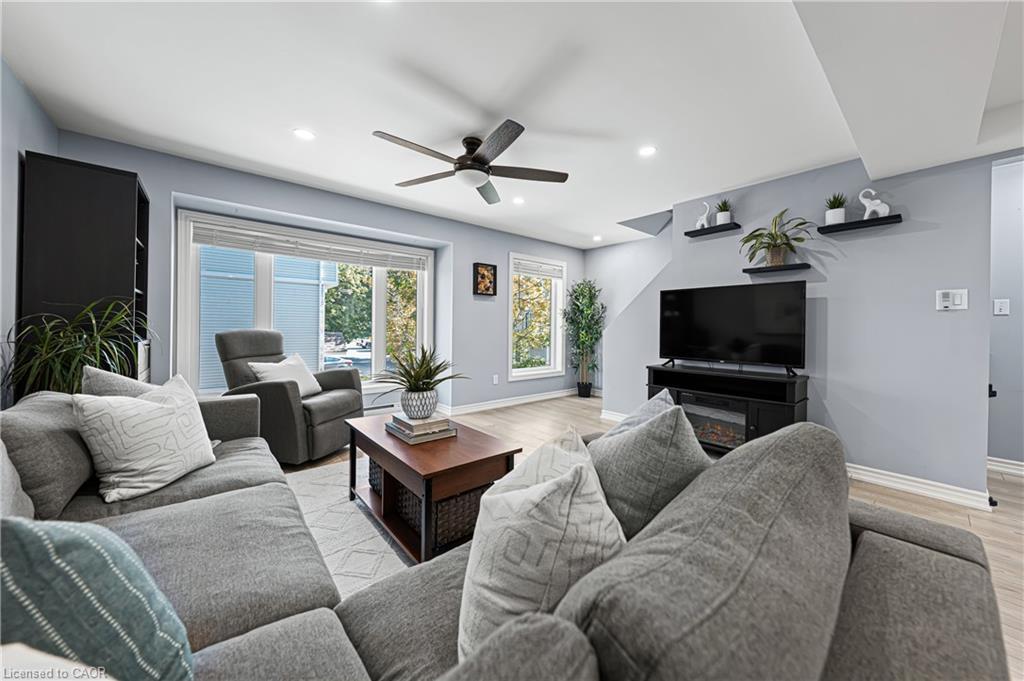 10-320 Alma Street, Rockwood, ON - Indoor Photo Showing Living Room