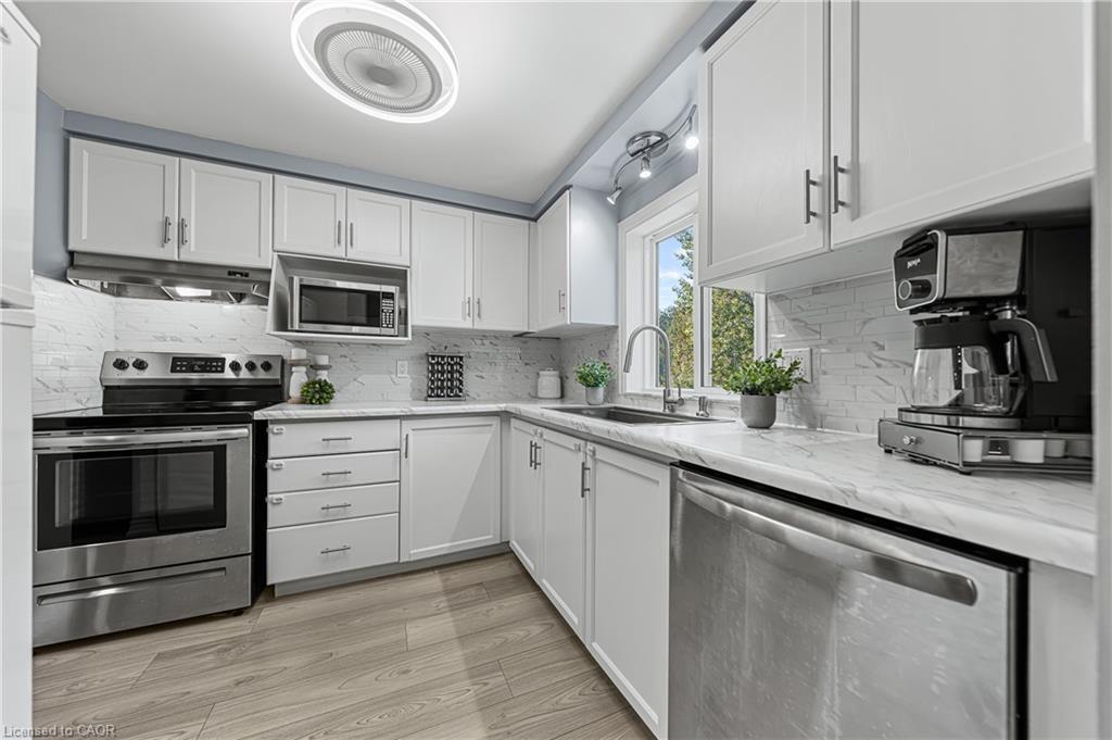 10-320 Alma Street, Rockwood, ON - Indoor Photo Showing Kitchen